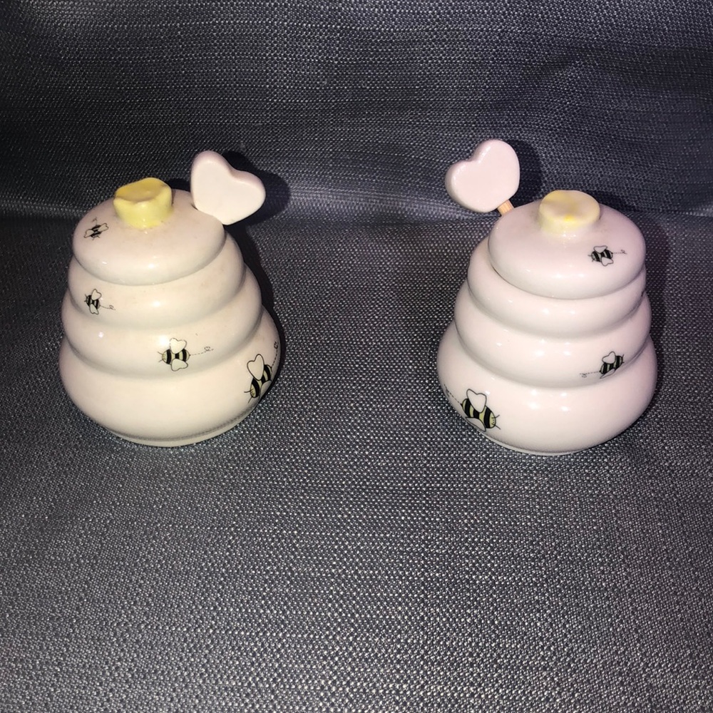 2 small vintage honeypots. No chips or cracks.